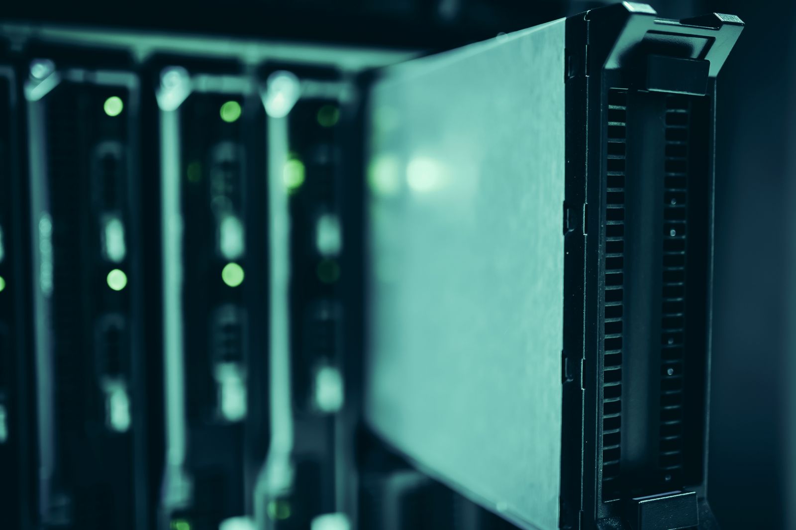 Active network and server equipment